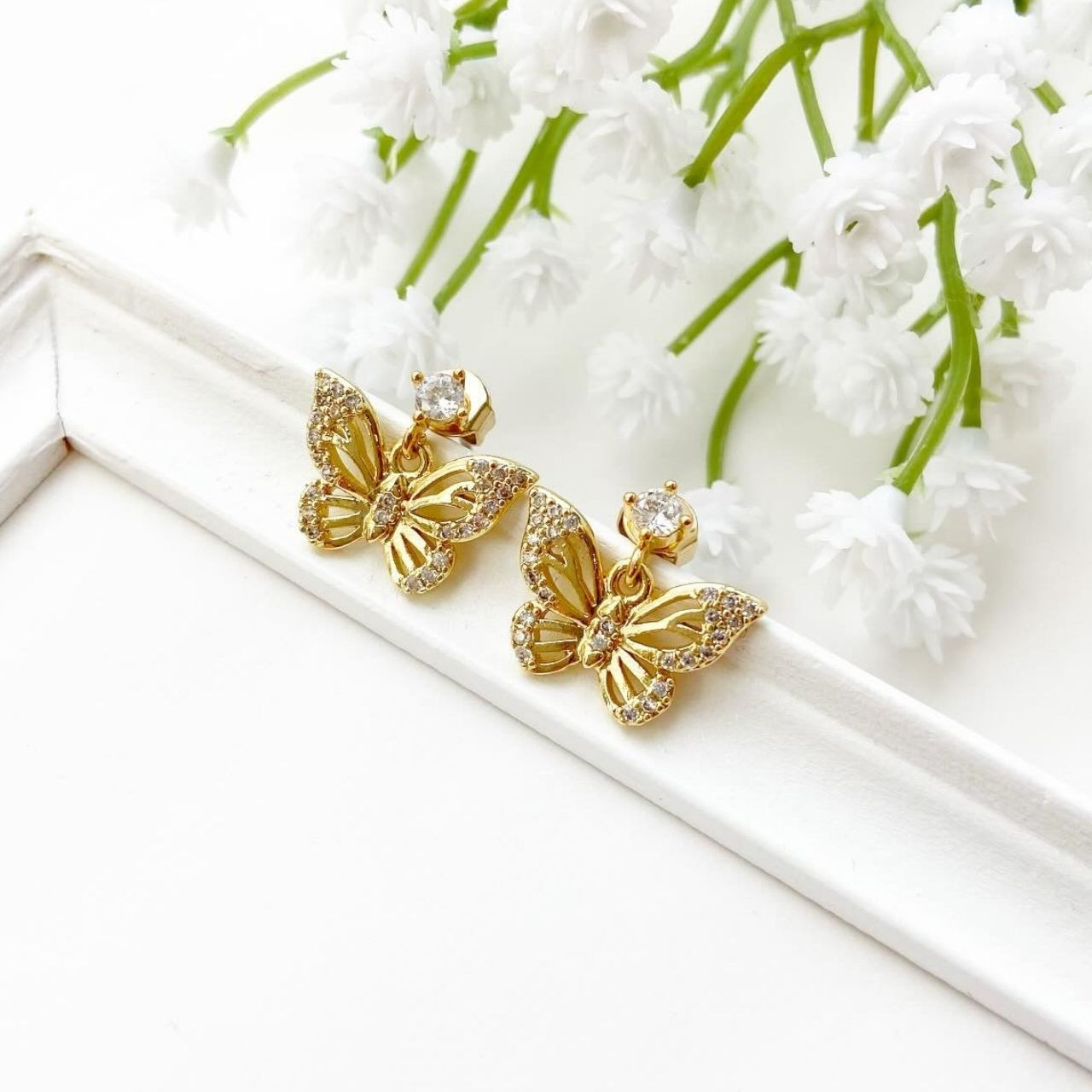 ピアス イヤリング バタフライ　揺れる ゴールド 普段使い シンプル 小さい 小さめ ジルコニア