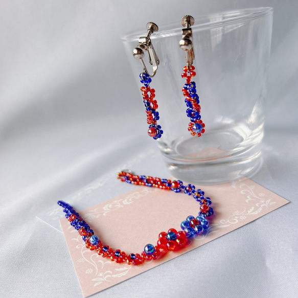 売切】赤と青 アシンメトリーのビーズイヤリングとブレスレット ミャク