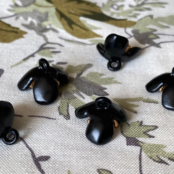 新入荷！ころんとした形がお洒落パーツ！『ゴールドがアクセント　ビンテージ風ボタン』～ブラック　2個セット～ 5枚目の画像