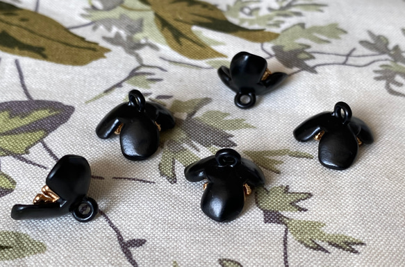 新入荷！ころんとした形がお洒落パーツ！『ゴールドがアクセント　ビンテージ風ボタン』～ブラック　2個セット～ 5枚目の画像