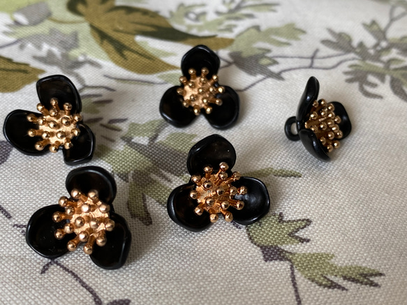 新入荷！ころんとした形がお洒落パーツ！『ゴールドがアクセント　ビンテージ風ボタン』～ブラック　2個セット～ 3枚目の画像