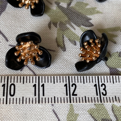 新入荷！ころんとした形がお洒落パーツ！『ゴールドがアクセント　ビンテージ風ボタン』～ブラック　2個セット～ 4枚目の画像