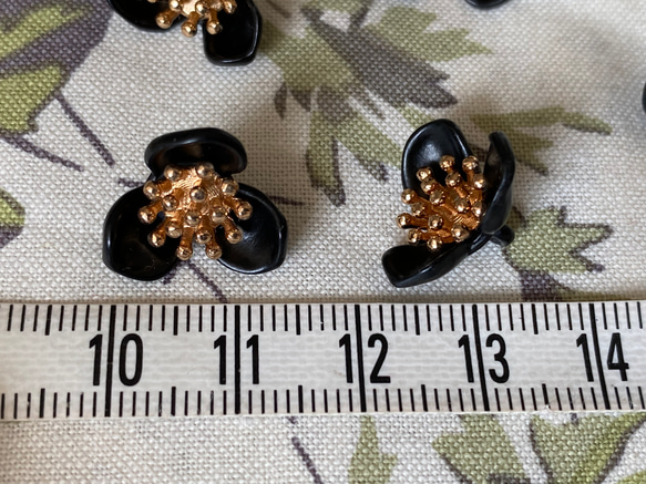 新入荷！ころんとした形がお洒落パーツ！『ゴールドがアクセント　ビンテージ風ボタン』～ブラック　2個セット～ 4枚目の画像