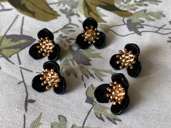 新入荷！ころんとした形がお洒落パーツ！『ゴールドがアクセント　ビンテージ風ボタン』～ブラック　2個セット～ 2枚目の画像