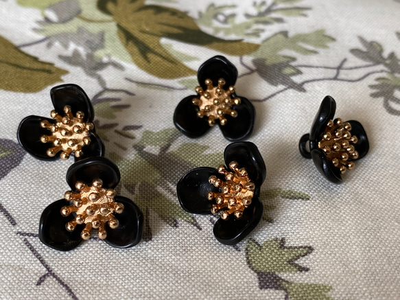 新入荷！ころんとした形がお洒落パーツ！『ゴールドがアクセント　ビンテージ風ボタン』～ブラック　2個セット～ 6枚目の画像