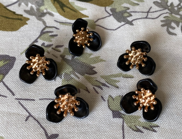 新入荷！ころんとした形がお洒落パーツ！『ゴールドがアクセント　ビンテージ風ボタン』～ブラック　2個セット～ 1枚目の画像