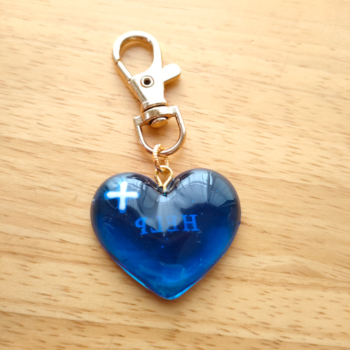 クリアブルーのハートチャーム help ヘルプマーク補助サポート