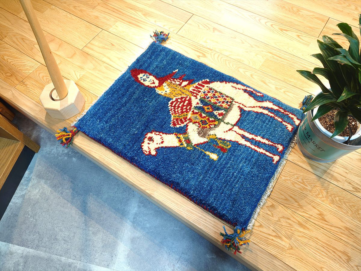 ペルシャ　ギャッベ　玄関マット小　60x43cm　紺色　ラクダに乗るカシュガイ族　NN19987