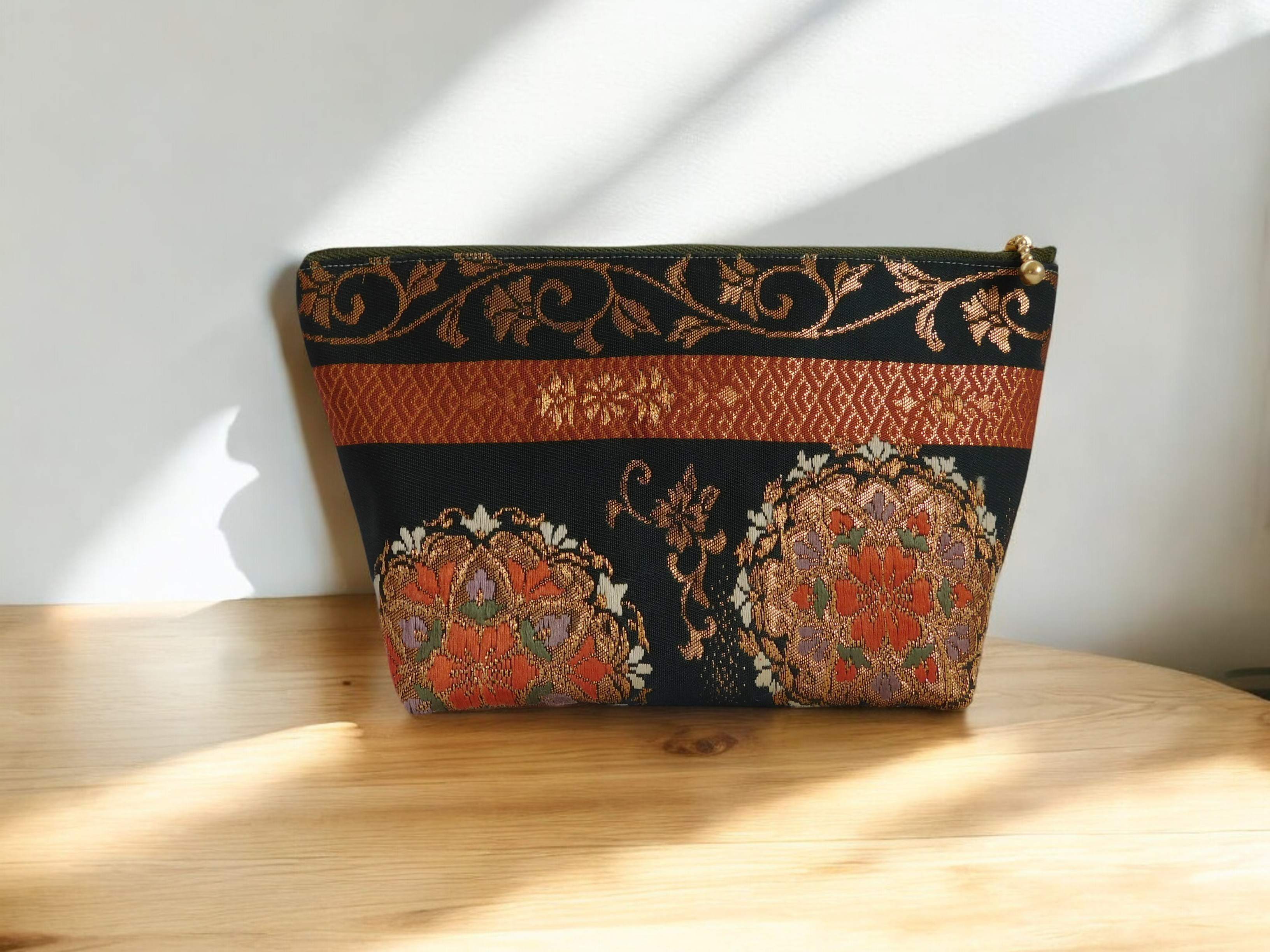 古い半幅帯から生まれた　和モダンなポーチ（金糸銀糸使用）マチありタイプ