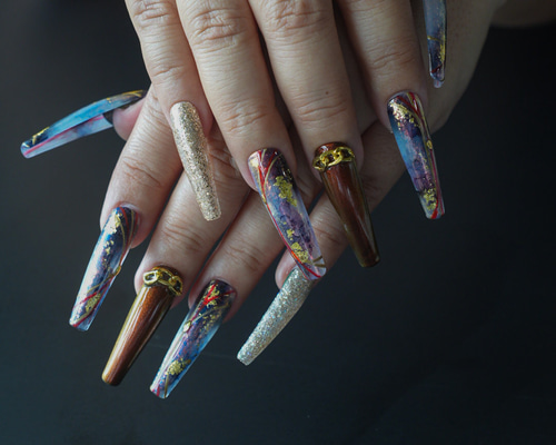 ネイルチップ／紅紺金（こうこんきん） – 鮮やかさと静けさの狭間