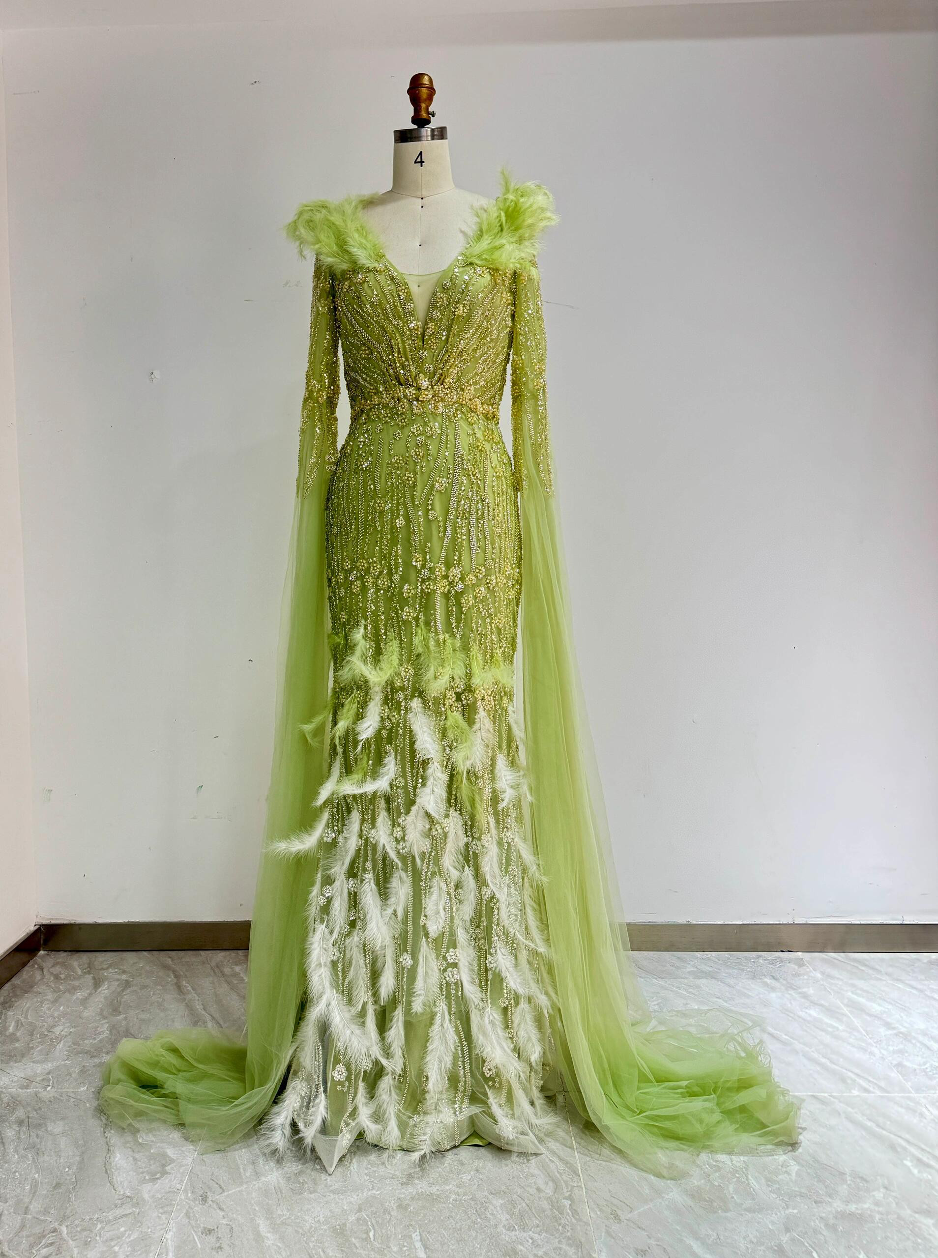 フェザー羽　ライトグリーン　やばぎ色　チュール　シースルー袖　キラキラ　ビーズ　スレンダライン　エレガントなシルエット