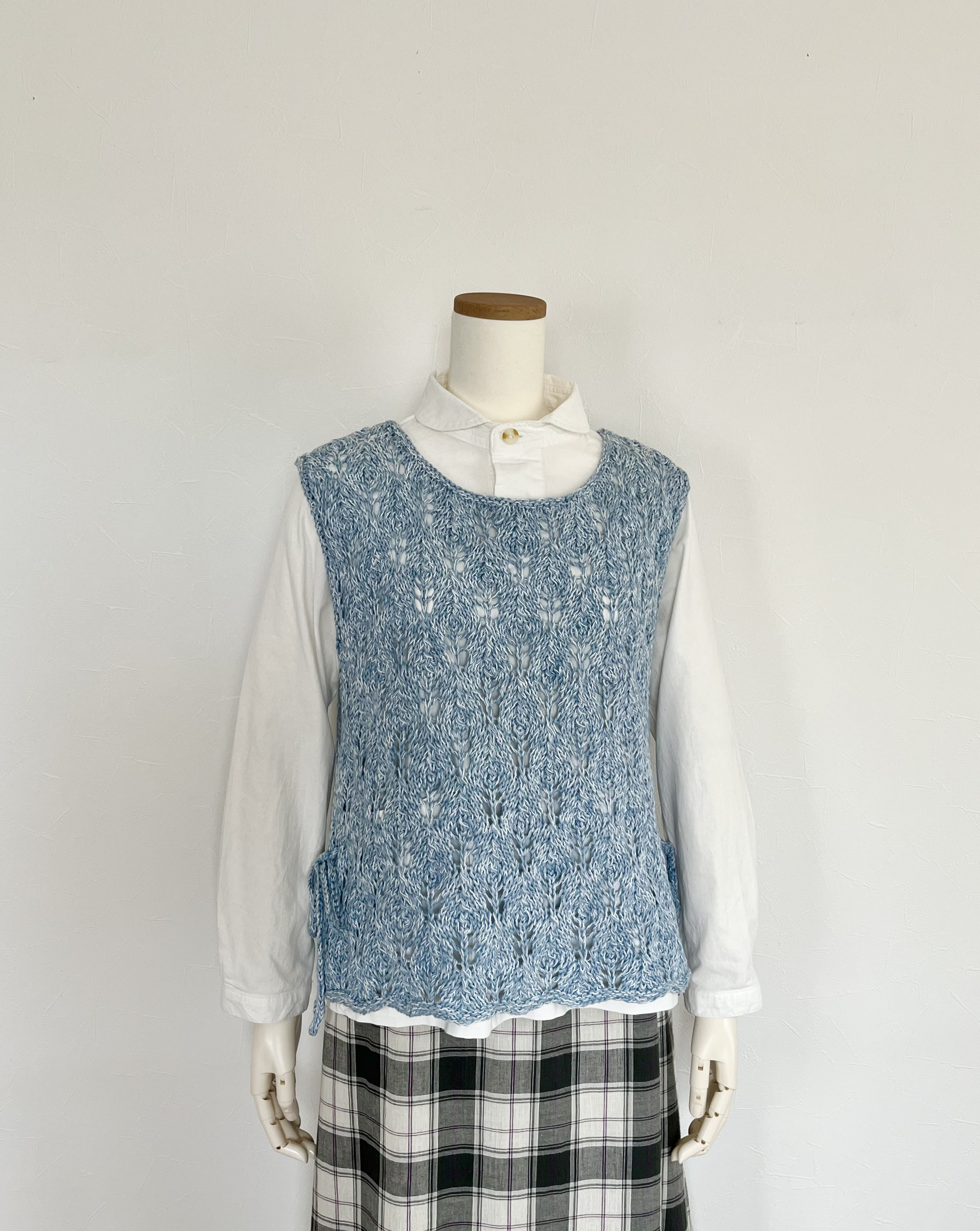 《送料無料》リボン付き透かし編みベスト（ライトブルー）