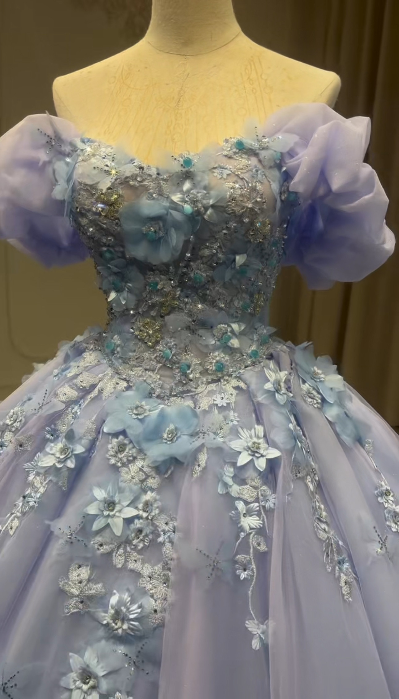 人気作品！ラベンダー色紫　オフショルダー　胸フリル　立体感お花飾り　二の腕カバー　プリンセスライン　編みあげ　トレーン