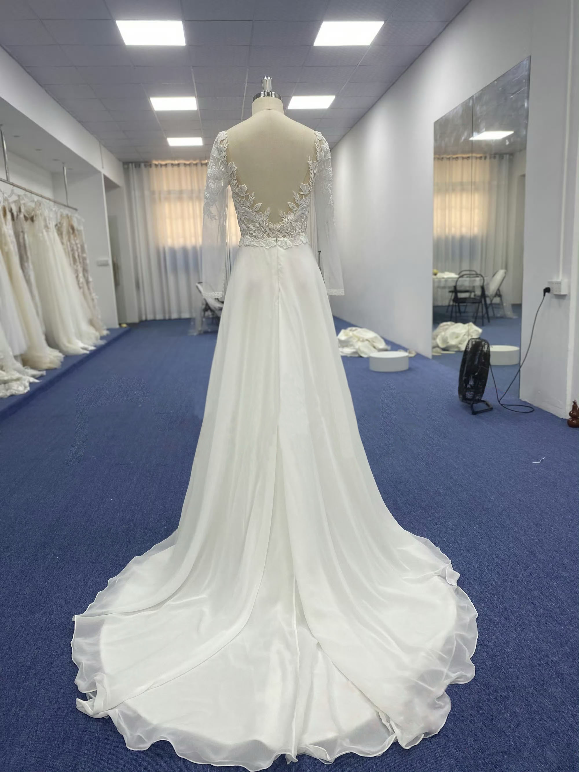 新着商品　シースルー長袖　リーフ刺繍　スクエアネック　秋婚春婚　優雅　Aライン　短いトレーン　2次会披露宴お呼ばれ挙式