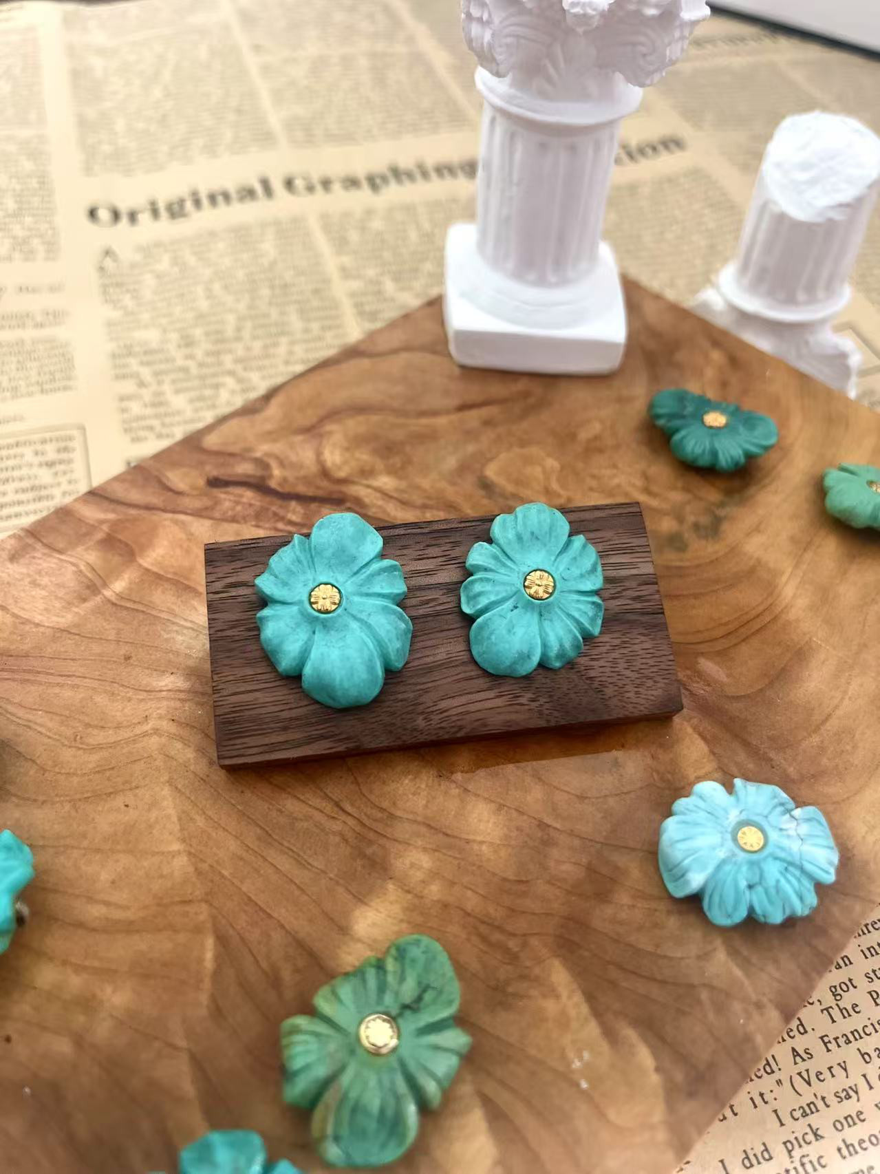 ターコイズ のブルー大粒お花　ピアス