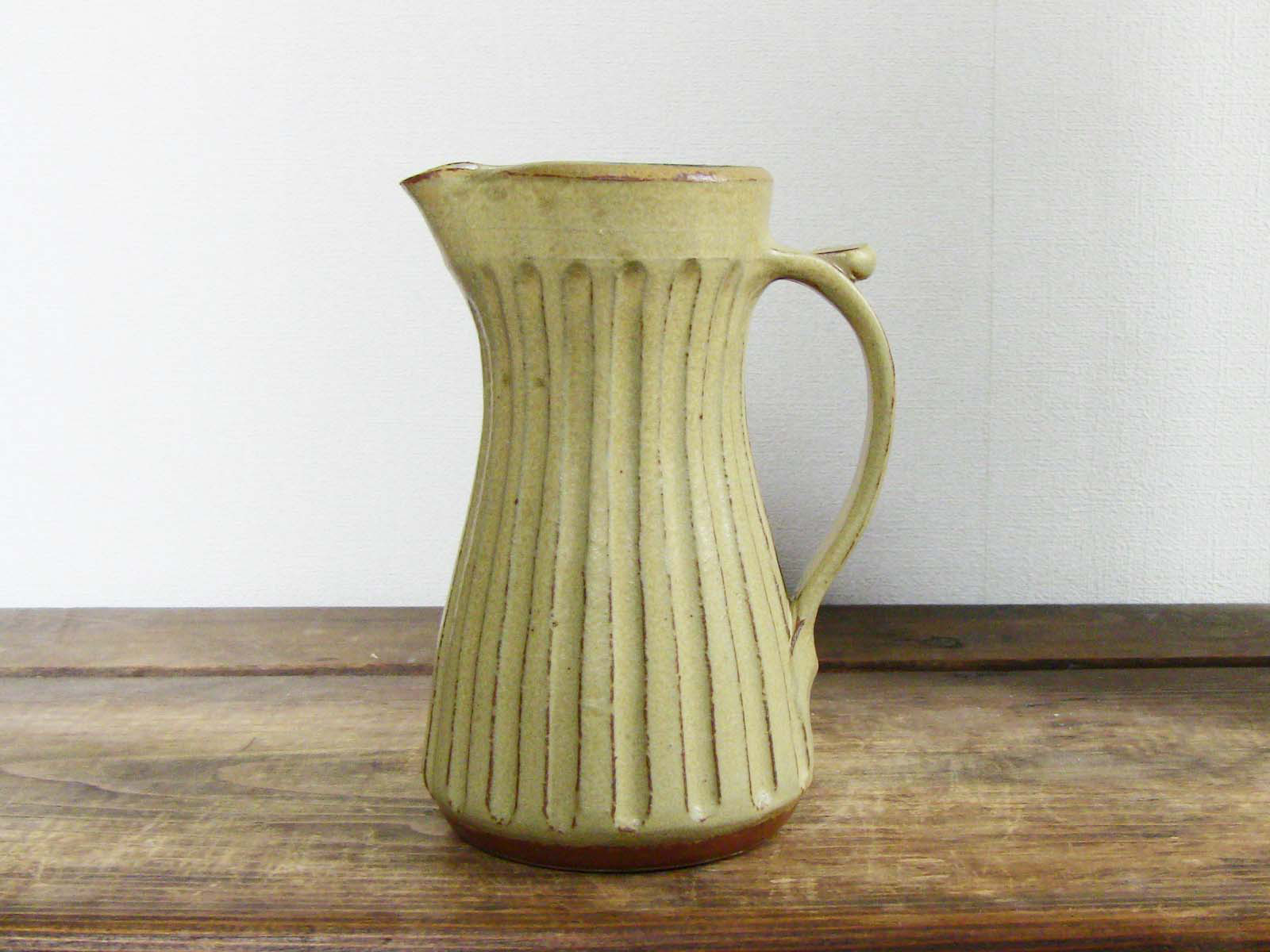 しのぎ手ピッチャー（伊羅保）15cm