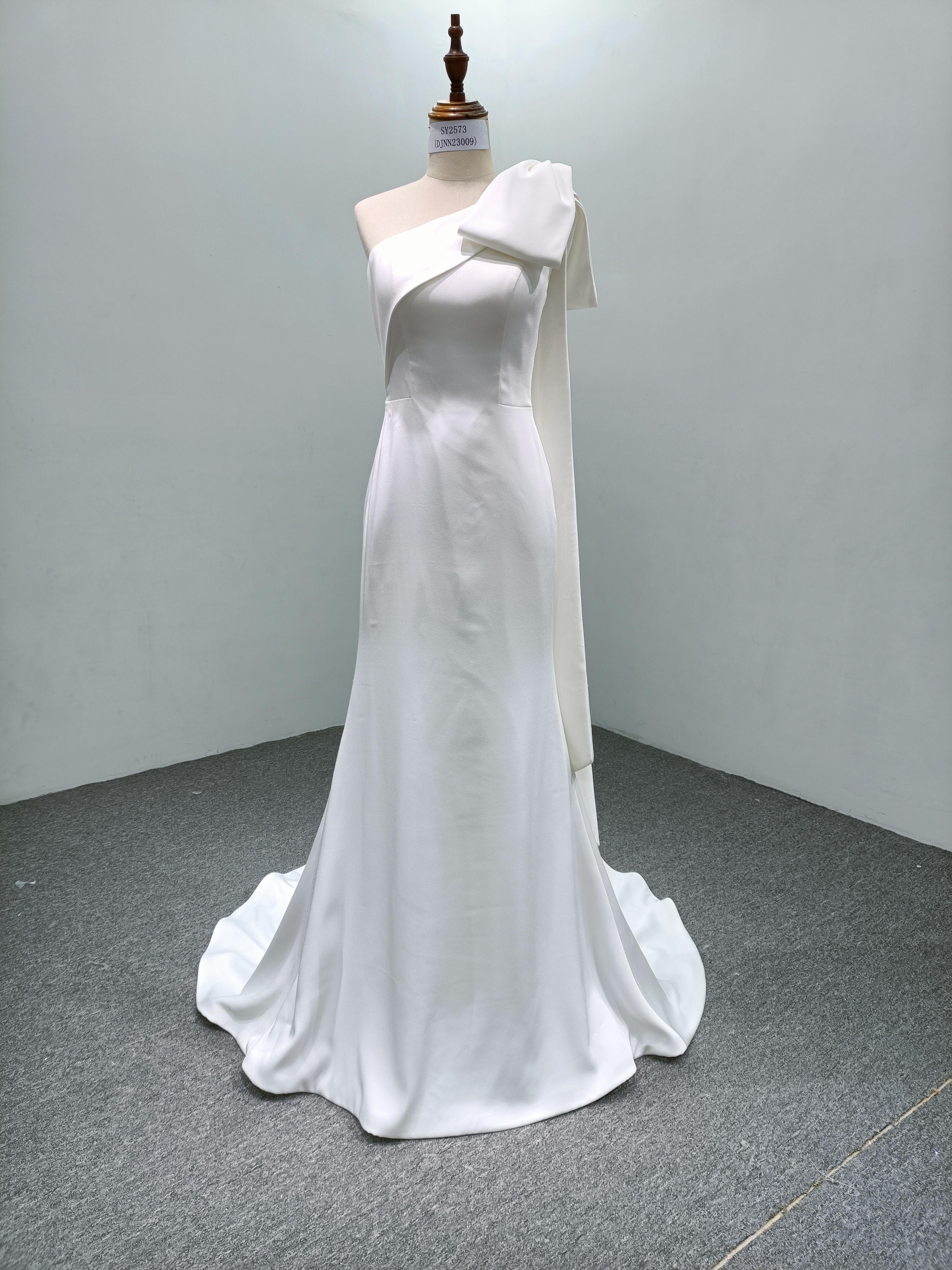 2025新作スレンダーライン　細見えシルエット優雅ワンショルダー　カラー変更可能　高級サテン　リボン　上品　2次会前撮り