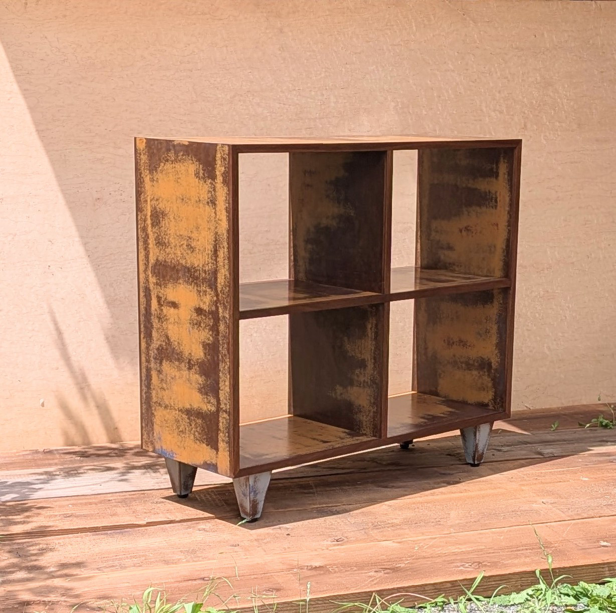 ウォールナットと樹脂板のオープン棚