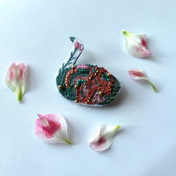 草木染め糸を使った鳥の刺繍ブローチ 