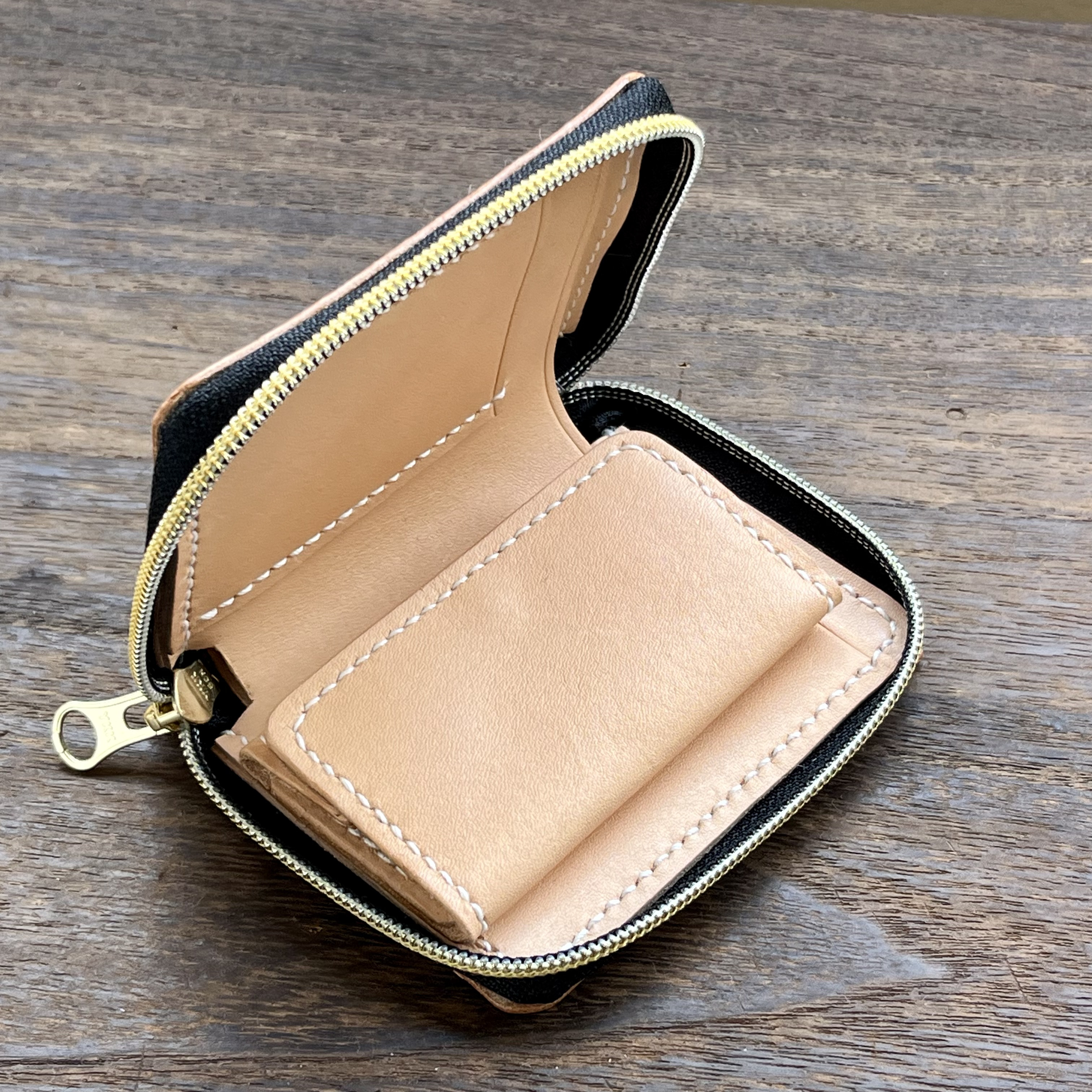 PECAKU  【本革】【手縫】ラウンドファスナーミニウォレット【BOX】　シンプルでかわいい男女兼用