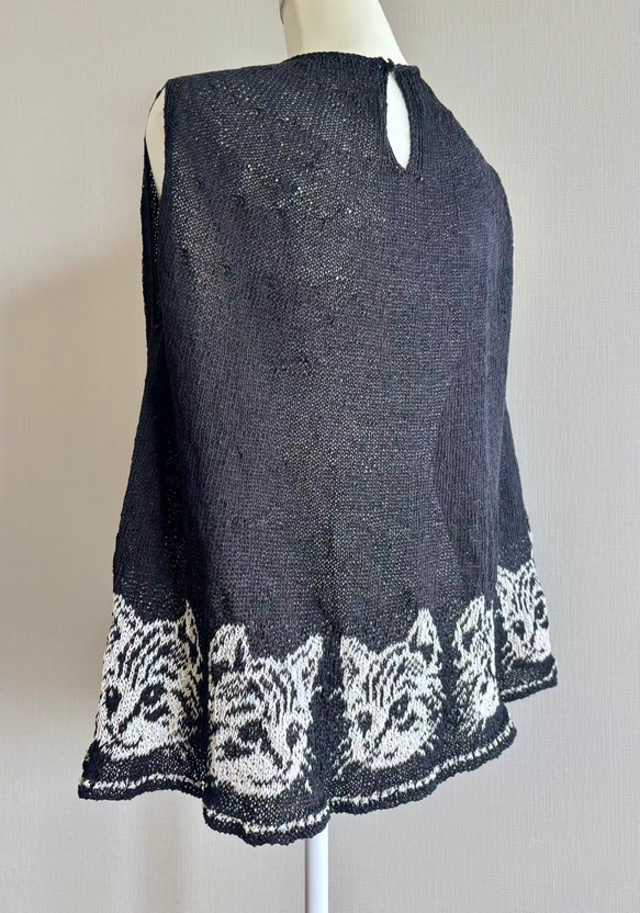 手編み ネコ柄 Aラインシルエット 夏にピッタリ(ネコ顔) 5枚目の画像