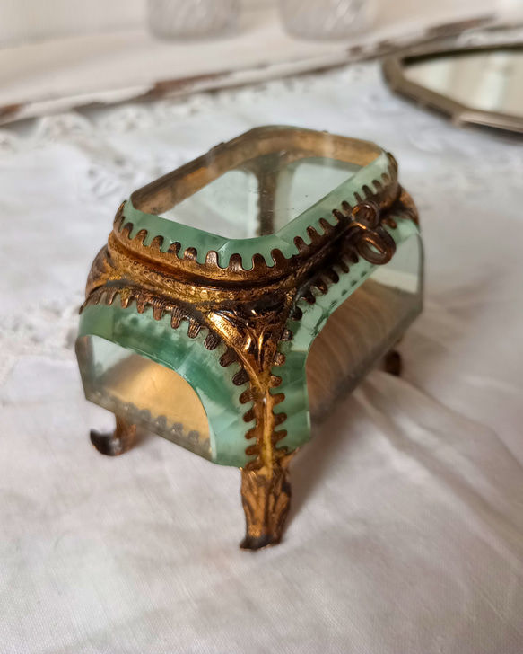 アンティーク ガラスのジュエリーボックス 1900年代初期