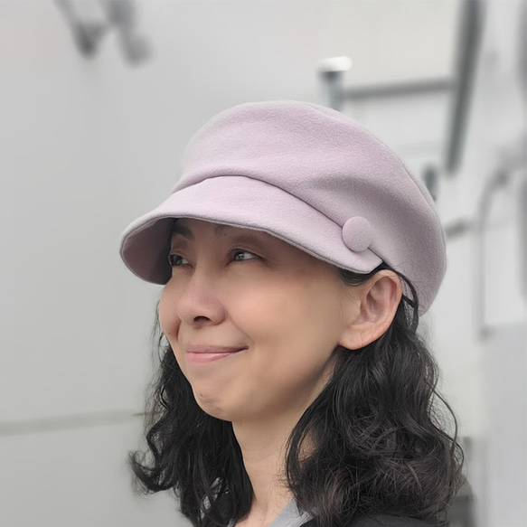 ころん キャスケット Mサイズ 綿麻キャンバス ライラック くるみボタン 帽子 1枚目の画像