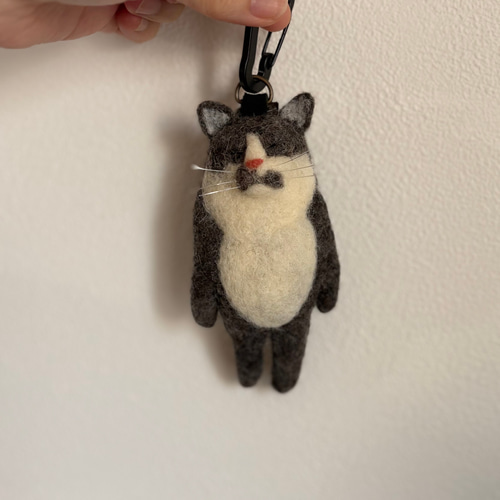 mini】濃いグレーのハチワレ猫のキーホルダー その他アクセサリー