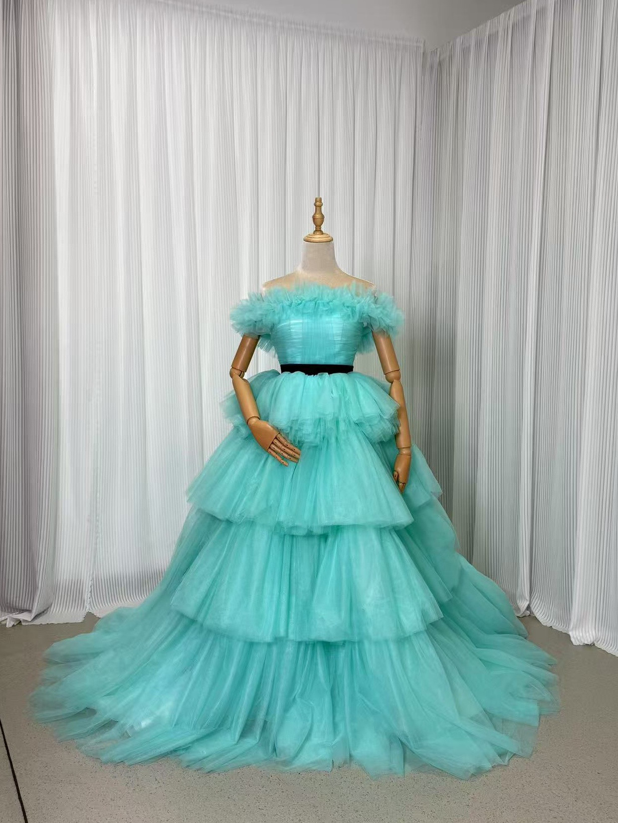 送料無料！カラードレス オフショルダー 爽やかで優しいブルー サッシュベルト ティアードのドレス 結婚式
