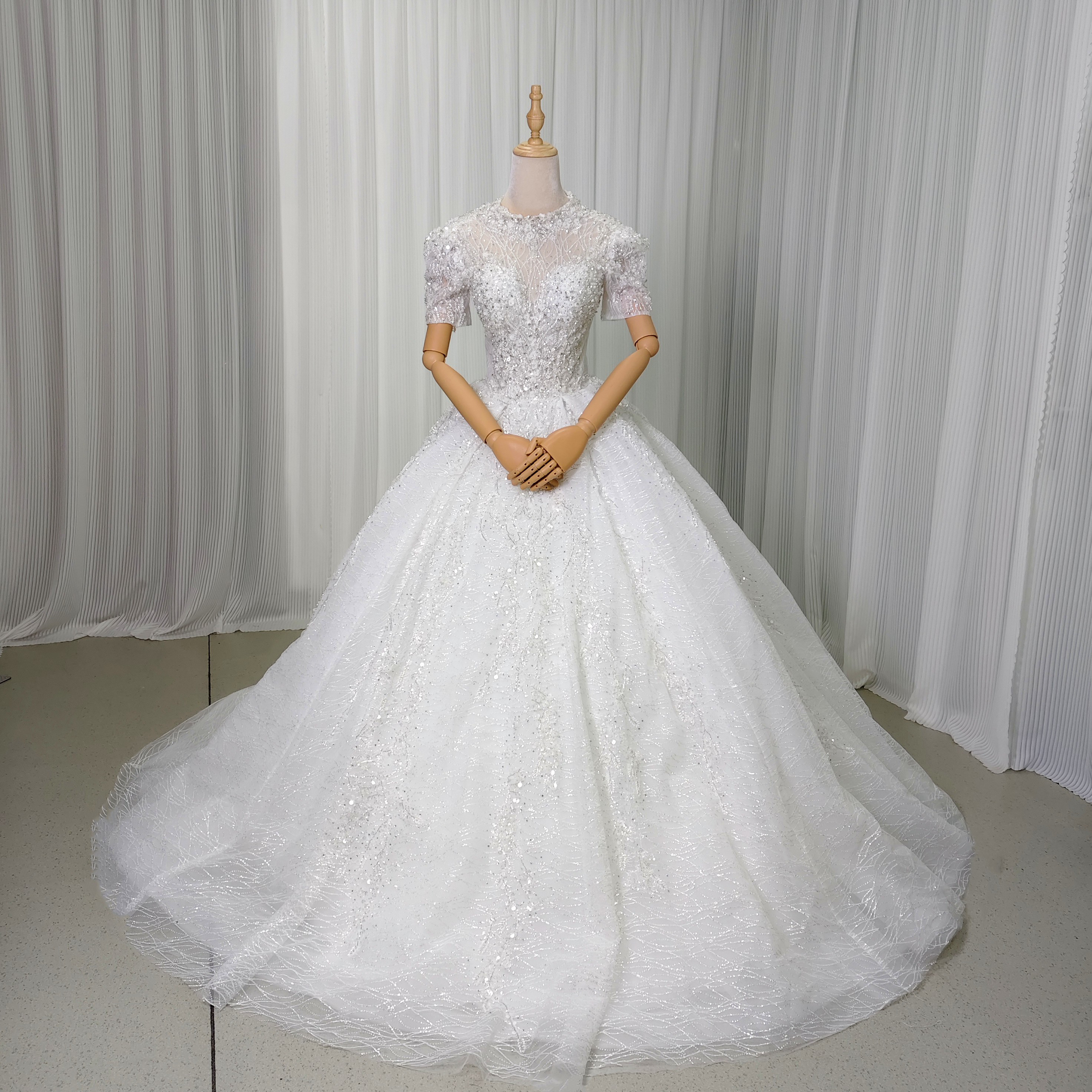 送料無料！豪華！ウェディングドレス 半袖 キラキラ光る刺繍 韓国風ドレス 編み上げ 披露宴/結婚式 抜群のおしゃれ見え