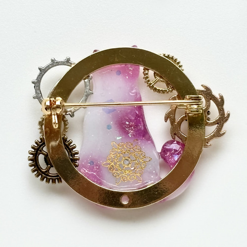 レジン スチームパンク 後ろ姿の猫と歯車 ブローチ ホワイトピンク