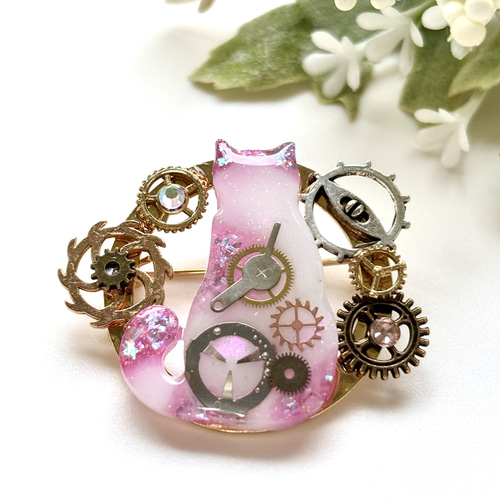 レジン スチームパンク 後ろ姿の猫と歯車 ブローチ ホワイトピンク