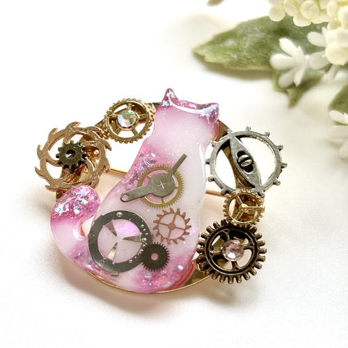 レジン スチームパンク 後ろ姿の猫と歯車 ブローチ ホワイトピンク