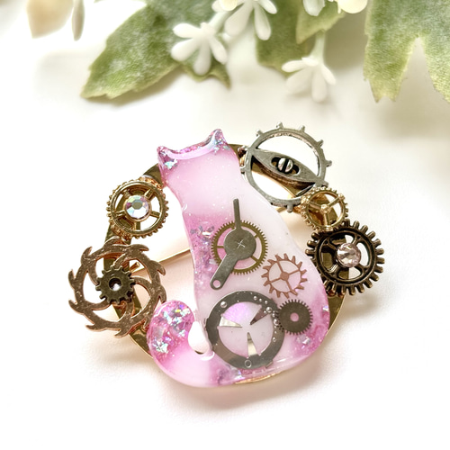 レジン スチームパンク 後ろ姿の猫と歯車 ブローチ ホワイトピンク