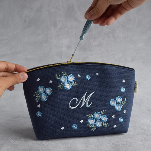 選べるイニシャル》ネモフィラの刺繍ポーチ マチあり コスメ 両面刺繍