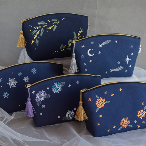 選べるイニシャル》ネモフィラの刺繍ポーチ マチあり コスメ 両面刺繍