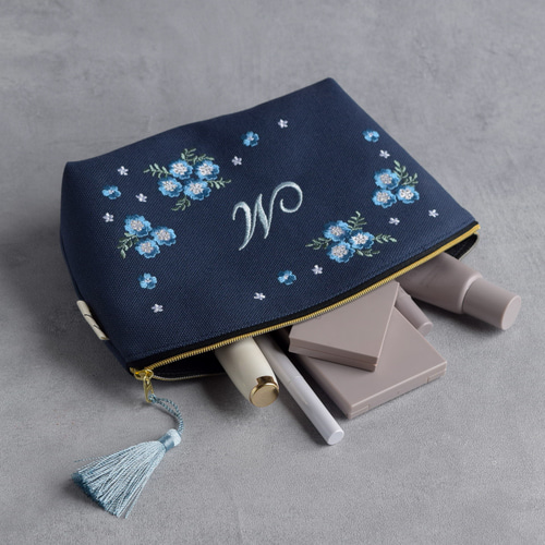 選べるイニシャル》ネモフィラの刺繍ポーチ マチあり コスメ 両面刺繍