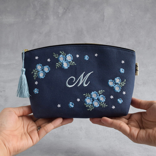 選べるイニシャル》ネモフィラの刺繍ポーチ マチあり コスメ 両面刺繍