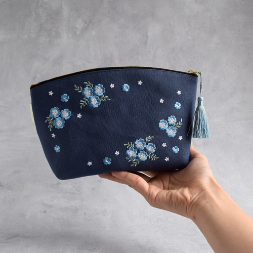 選べるイニシャル》ネモフィラの刺繍ポーチ マチあり コスメ 両面刺繍