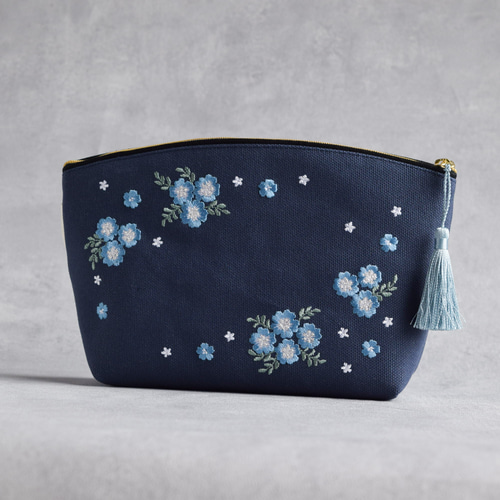 選べるイニシャル》ネモフィラの刺繍ポーチ マチあり コスメ 両面刺繍