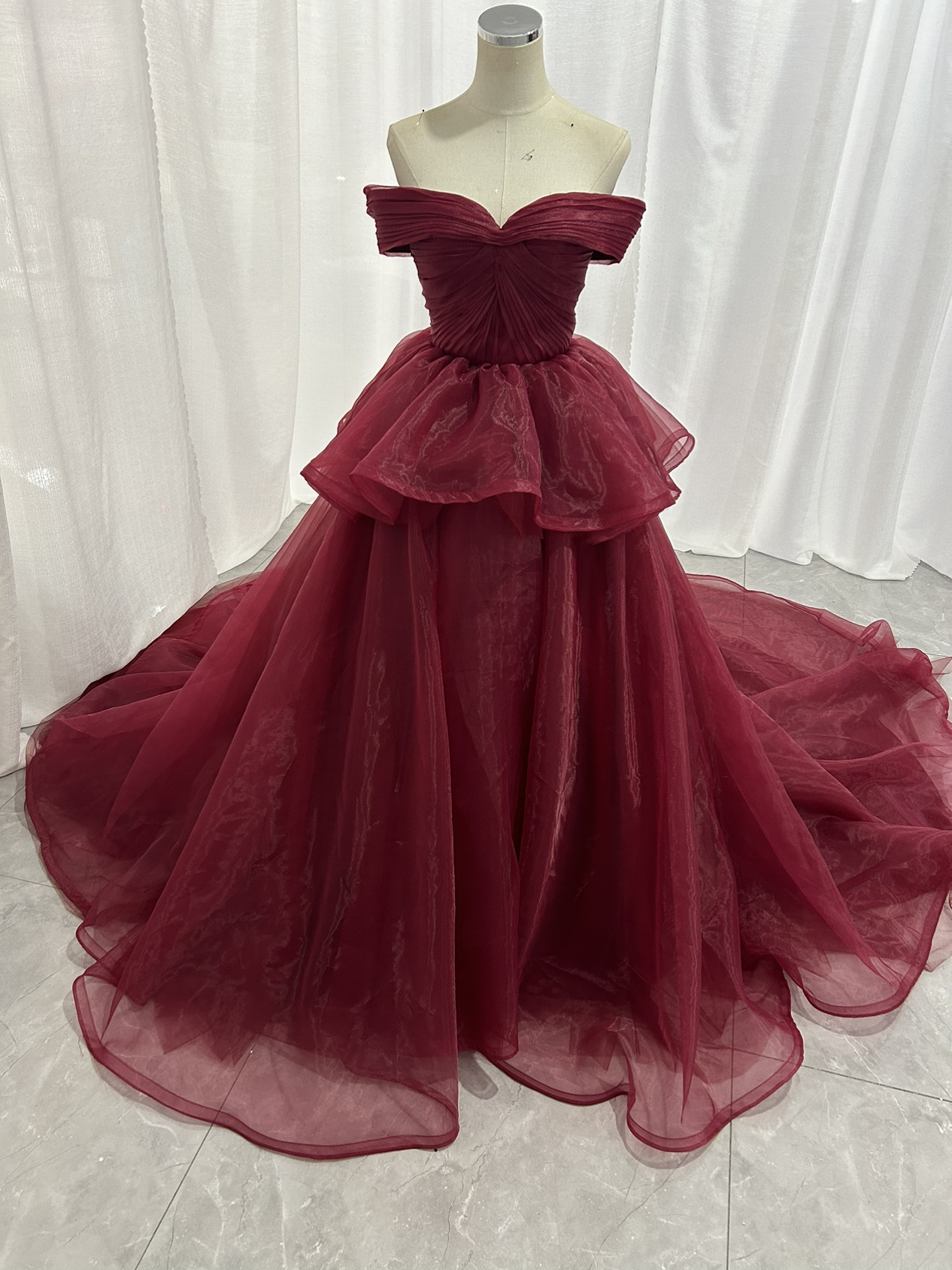 送料無料！カラードレス ワインレッド 上質オーガンジー オフショルダー ファスナー エレガント 前撮り クラシカル