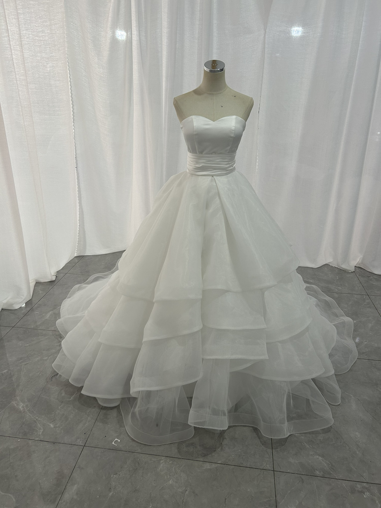 送料無料！ウェディングドレス オフホワイト ベアトップ オーガンジー ラッフルフリル 花嫁  アシメドレス