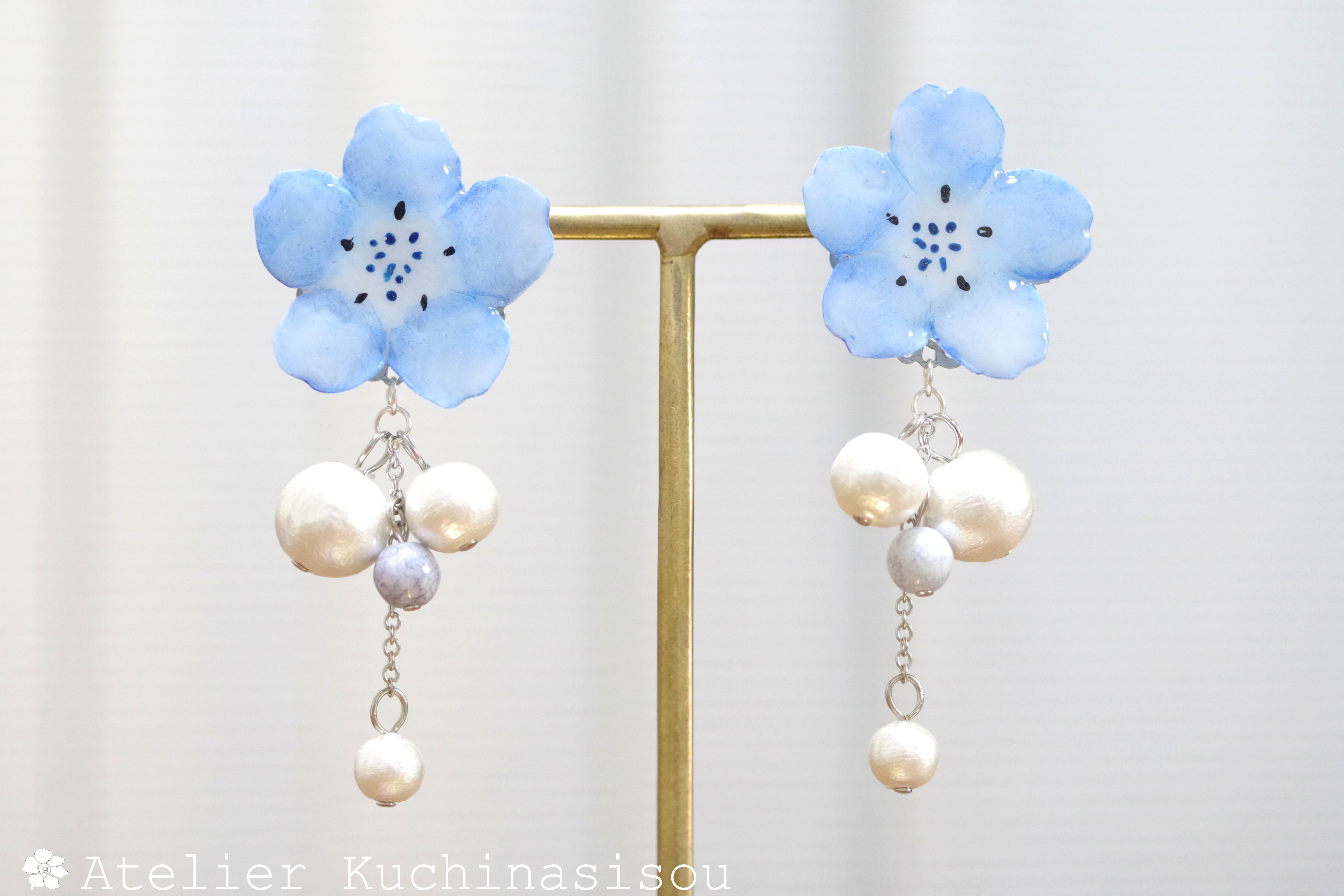 クレイアート　ネモフィラとコットンパールのピアス〈清廉なる青〉