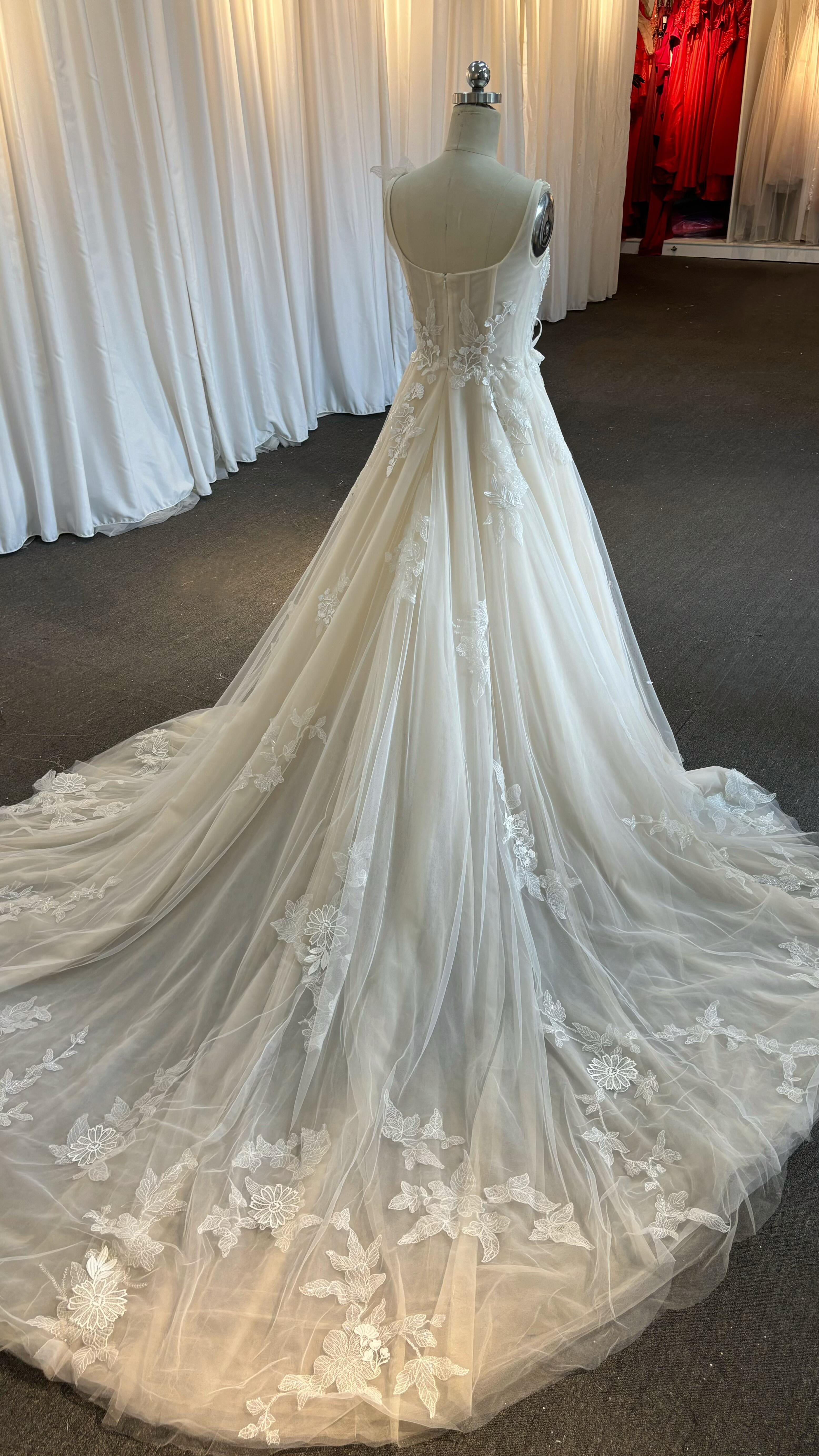 買わないと損　フランスレース　Aライン　アイボリー　スクエアネック　ノースリーブ　華やかなトレーン　花嫁挙式二次会披露宴