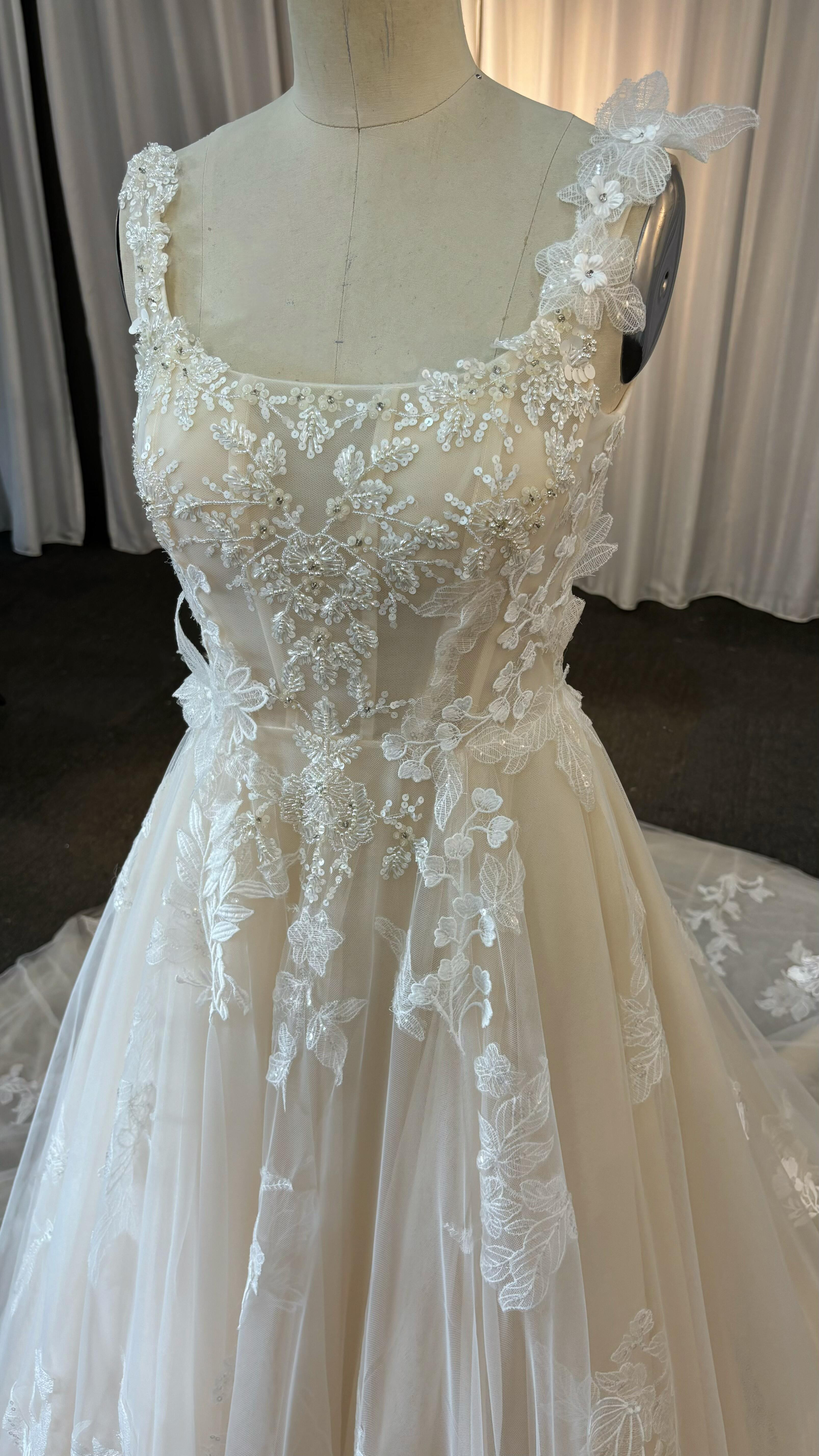 買わないと損　フランスレース　Aライン　アイボリー　スクエアネック　ノースリーブ　華やかなトレーン　花嫁挙式二次会披露宴