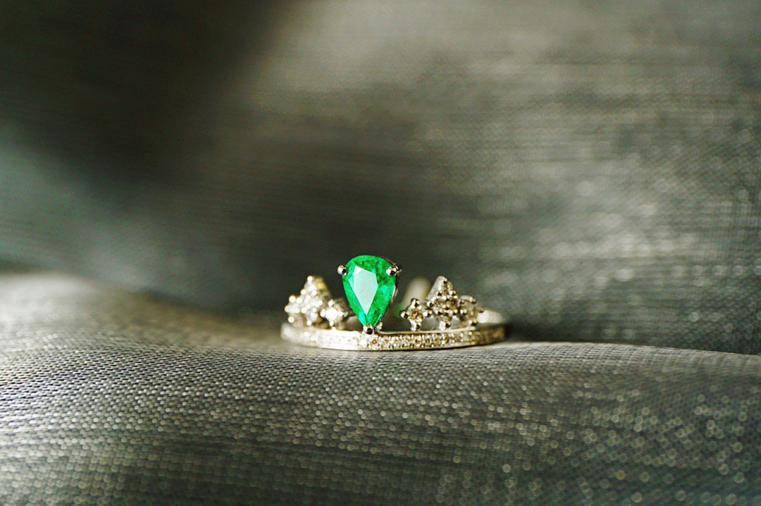 「可愛い」K18 天然エメラルド　春　並び無い　高貴　5月誕生石　夫婦愛　安定　指輪　上品　天然ダイヤモンド