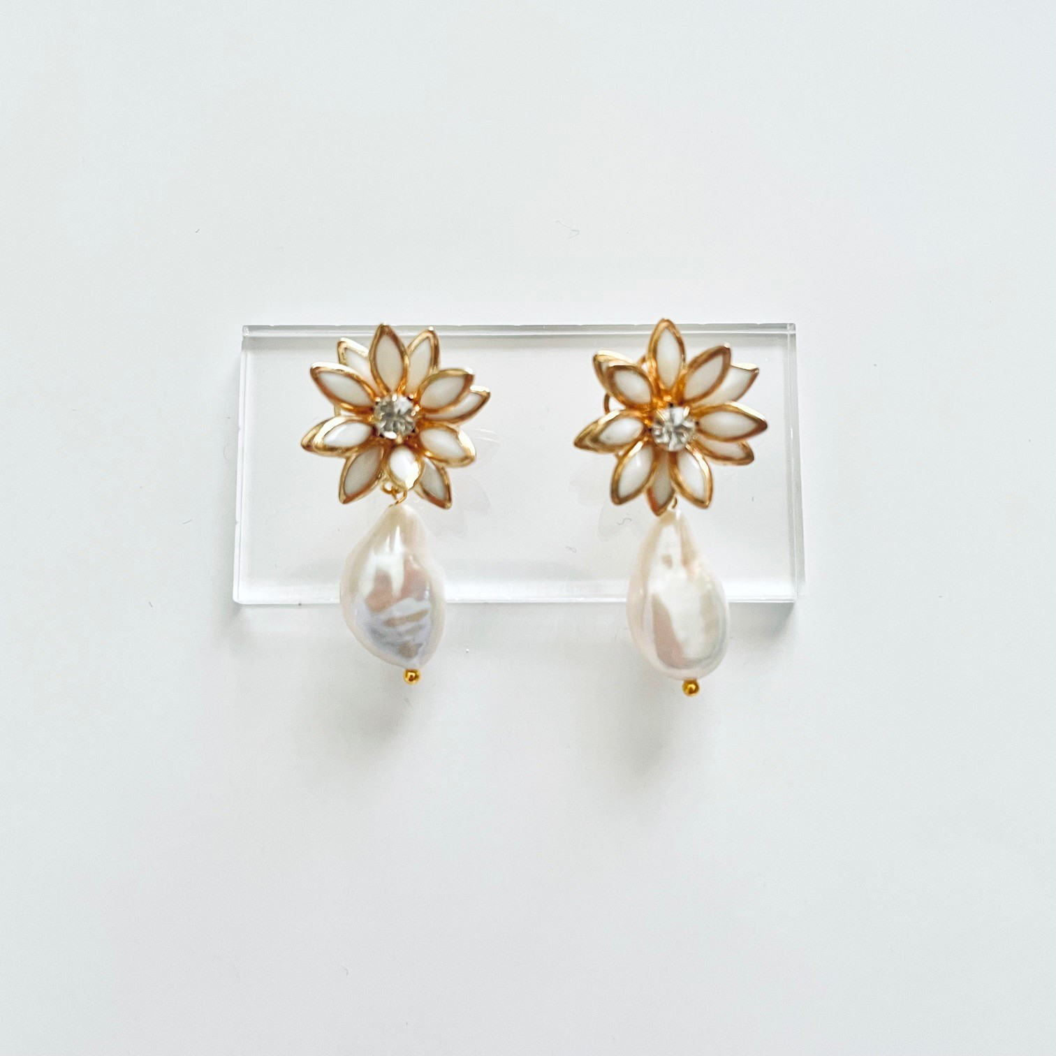 ホワイトフラワー　ドロップパールのピアス