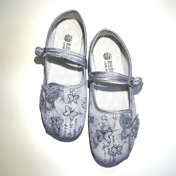蝶々の舞うチャイナシューズ (22.5cm〜25.0cm) 2枚目の画像