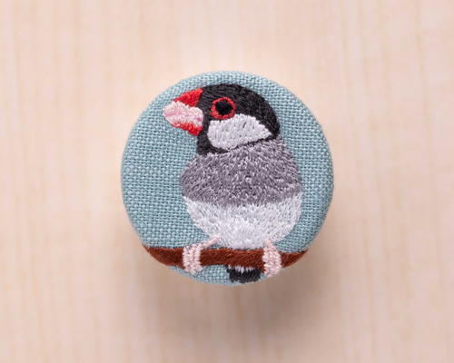 桜文鳥の刺繍くるみブローチ ブローチ くるみボタン工房