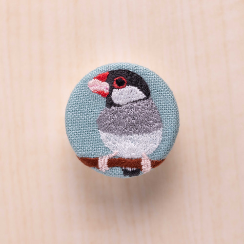 くるみボタン　鳥刺繍　ブローチ オウム・くるみボタン刺繍ブローチ/22 | mimi刺繍 mimi